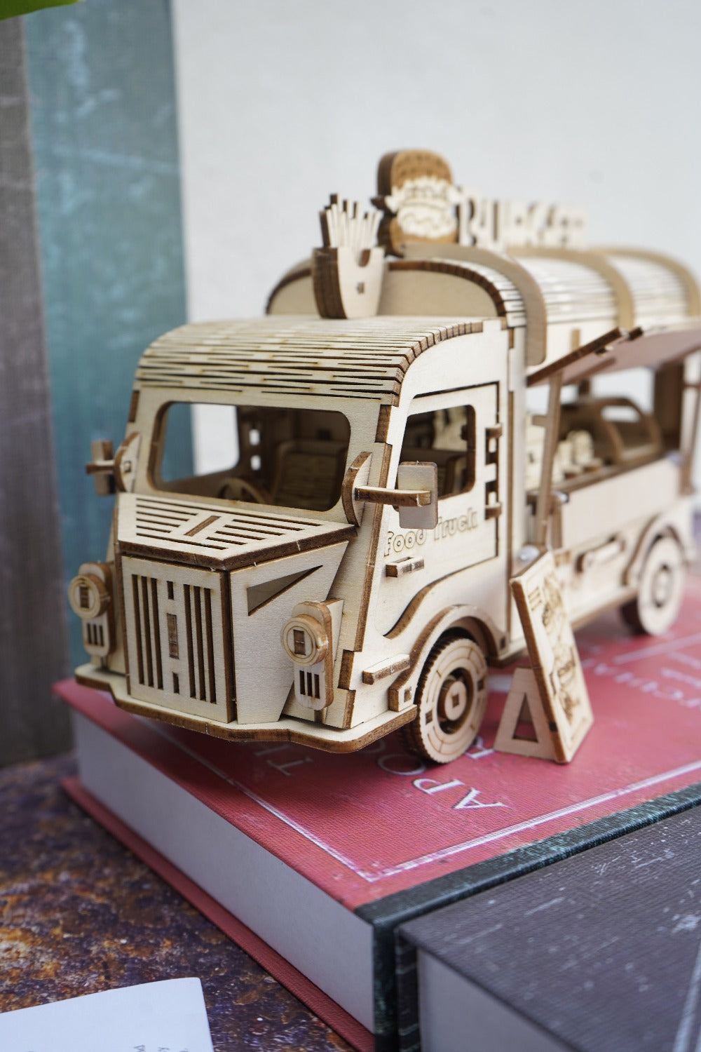Wooden Food Truck 3D Puzzle Model Kit with Burger Stand Body, Miniature Tables and Pictured 21.5 cm Length