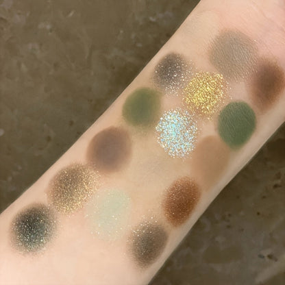 16-Color Eyeshadow Palette – Smoky Retro Matte Glitter & Pearlescent Shades, Gray Green Earthy Tones with Highlight & Blush, Compact Travel-Friendly Makeup Palette for Women