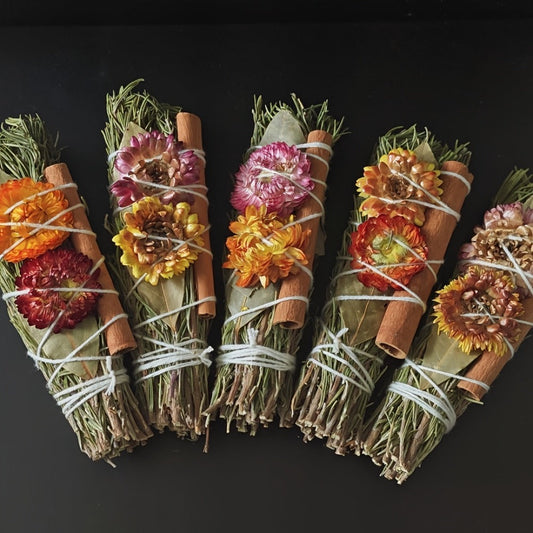 Rosemary Cinnamon Dried Flower Bundles 5pcs – Handmade Aromatic Home Decor Sticks with Bay Leaves & Daisies, Festival Gift