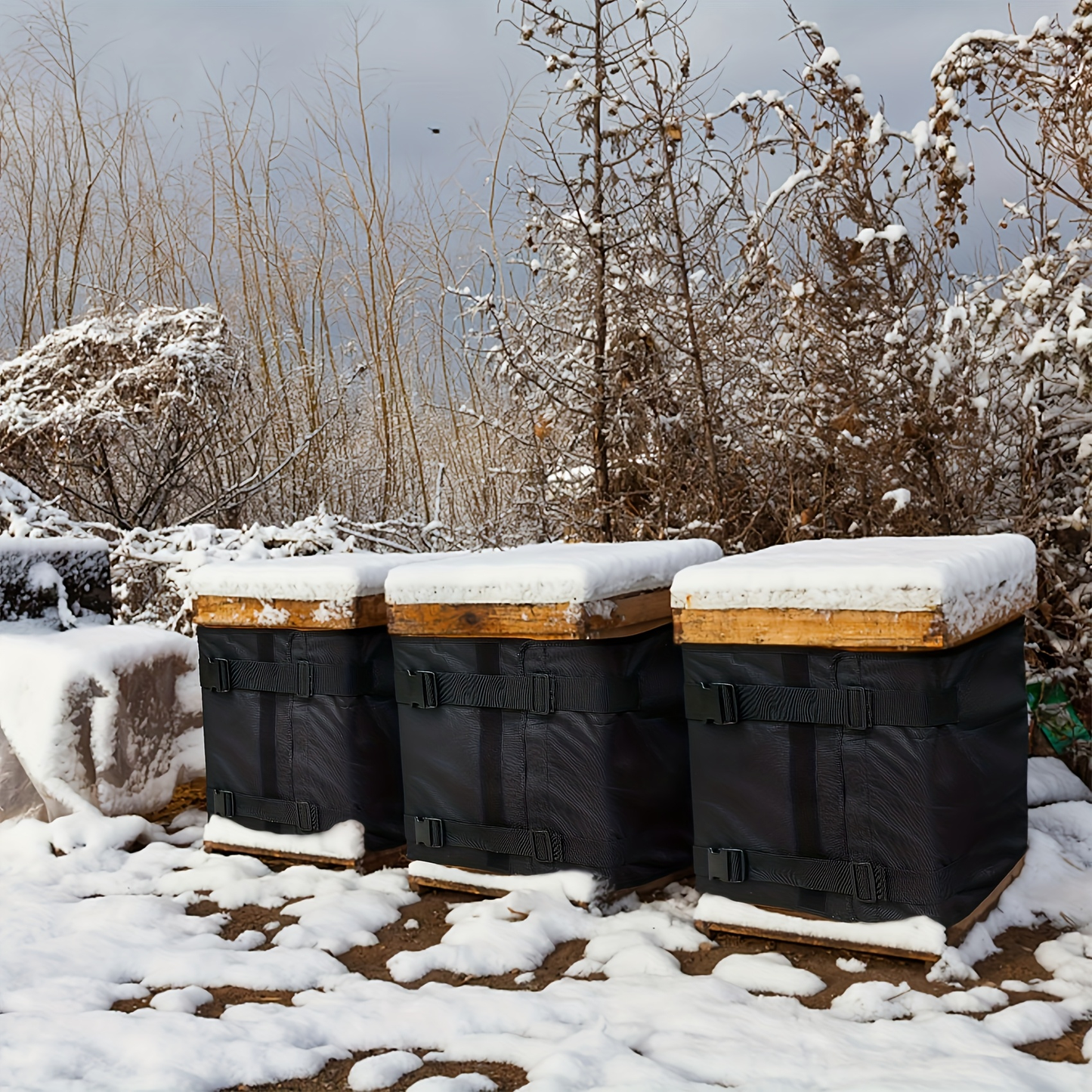 Black Beehive Winter Insulation Wrap with Adjustable Buckle Straps in 192 x 40 or 60 cm Sizes