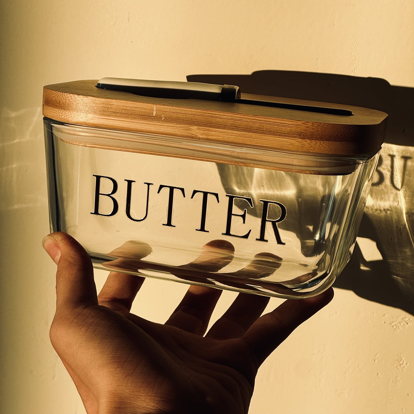 700 ml Clear Glass Butter Dish with Bamboo Lid, Knife Slot and White-Handle Spreader for Counter or Fridge