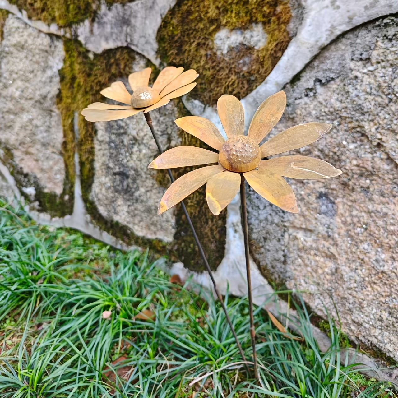 Rustic Metal Daisy Garden Stake with Chamomile or Daisy Flower Style for Pots, Beds and Yard Displays