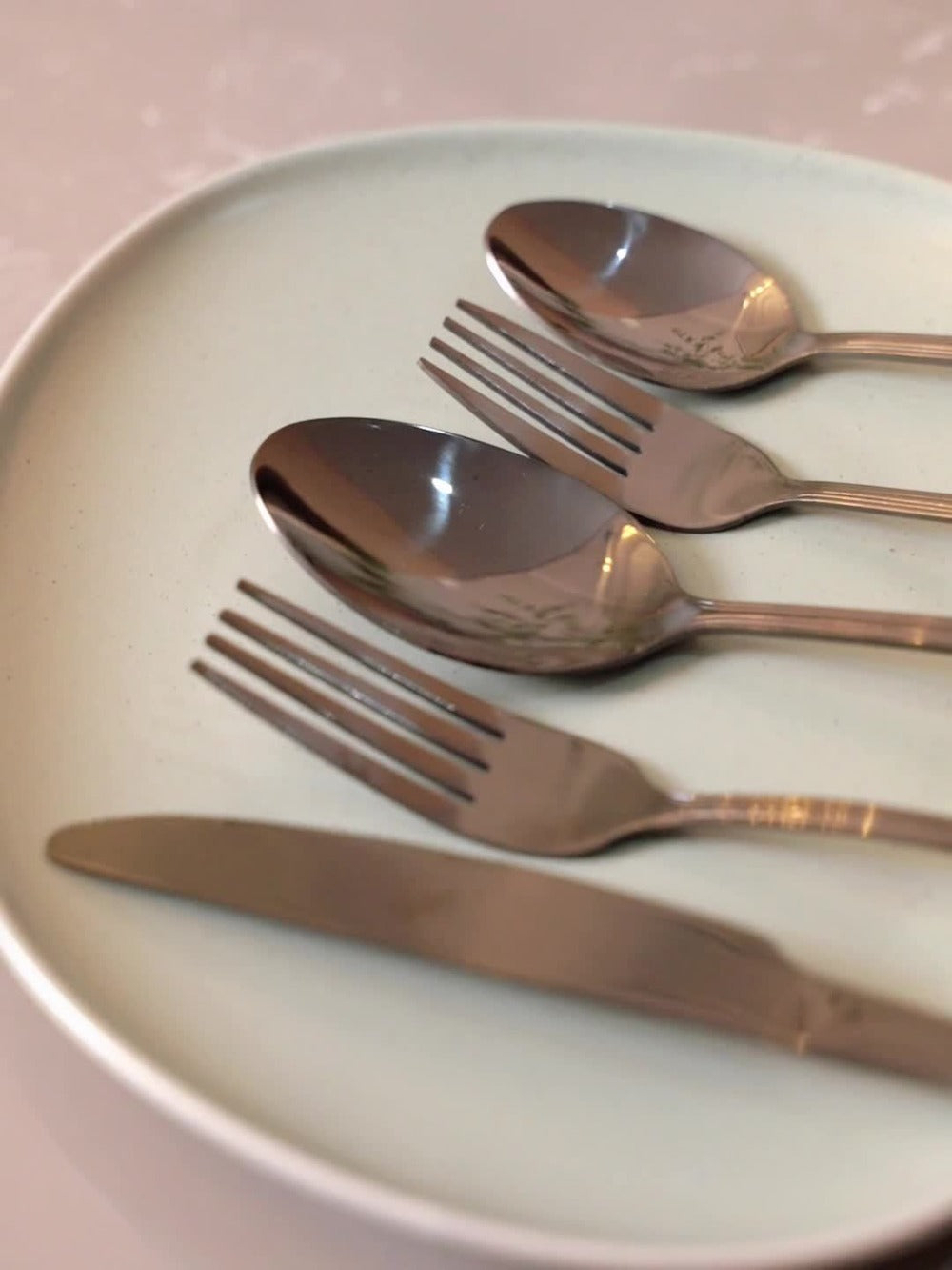Stainless Steel Flatware Cutlery Set – Mirror Polished, Dishwasher Safe, Silver & Black Options, Service for 4 / 8 / 12 – Kitchen Utensil Set for Home, Restaurant & Wedding Gift