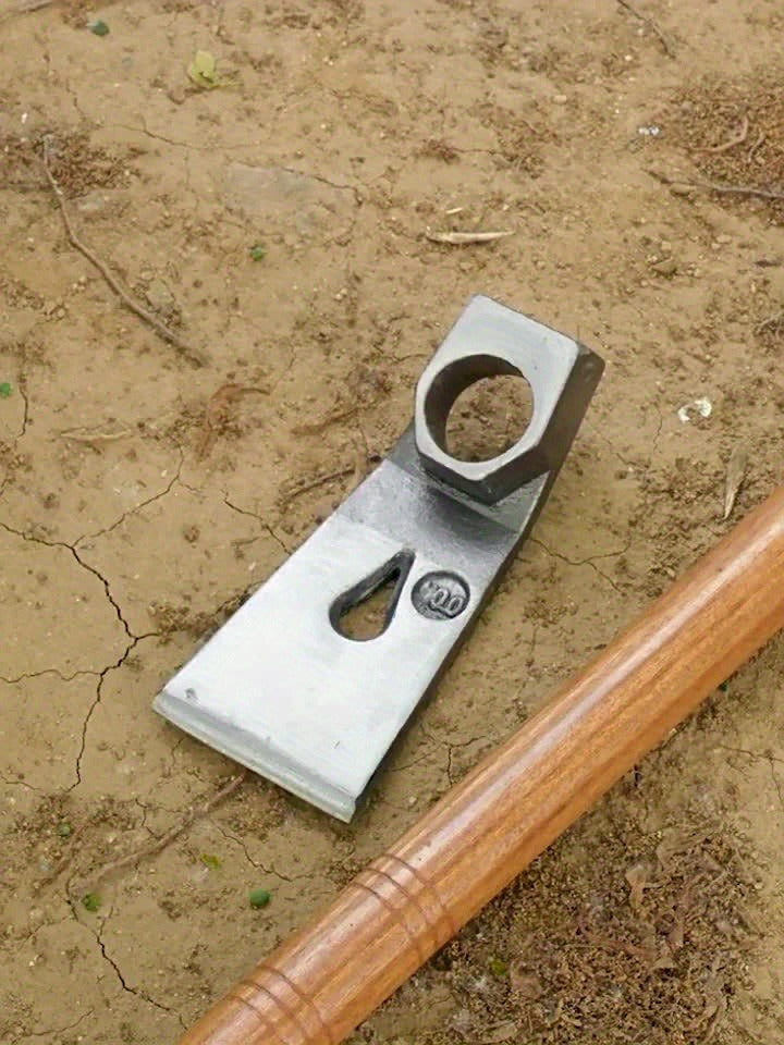 Garden Hoe Heavy Duty Carbon Steel Multi-Functional with Hammer Head for Nail Pulling High-Temp Quenched Blade for Soil Cultivation Planting Weeding