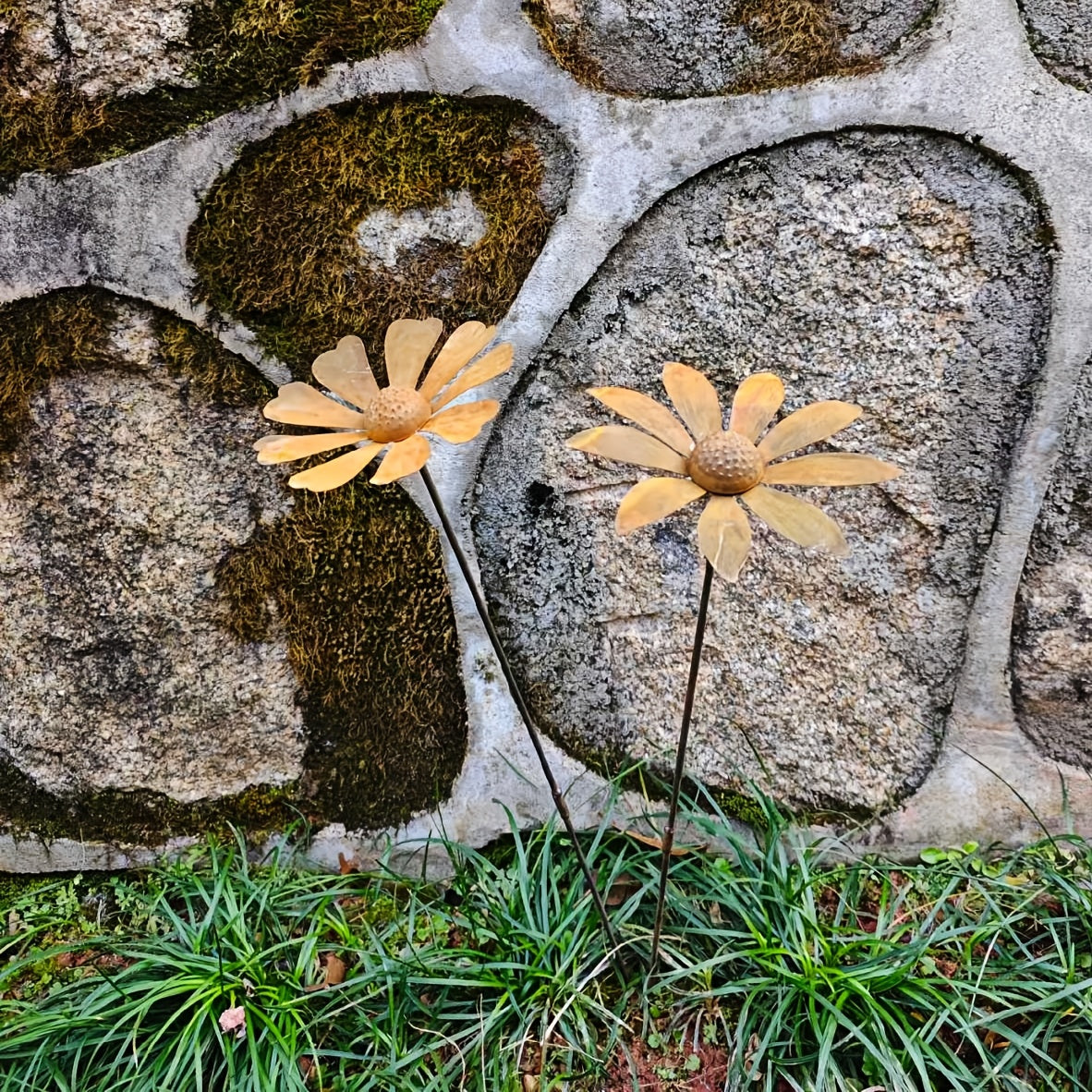 Rustic Metal Daisy Garden Stake with Chamomile or Daisy Flower Style for Pots, Beds and Yard Displays