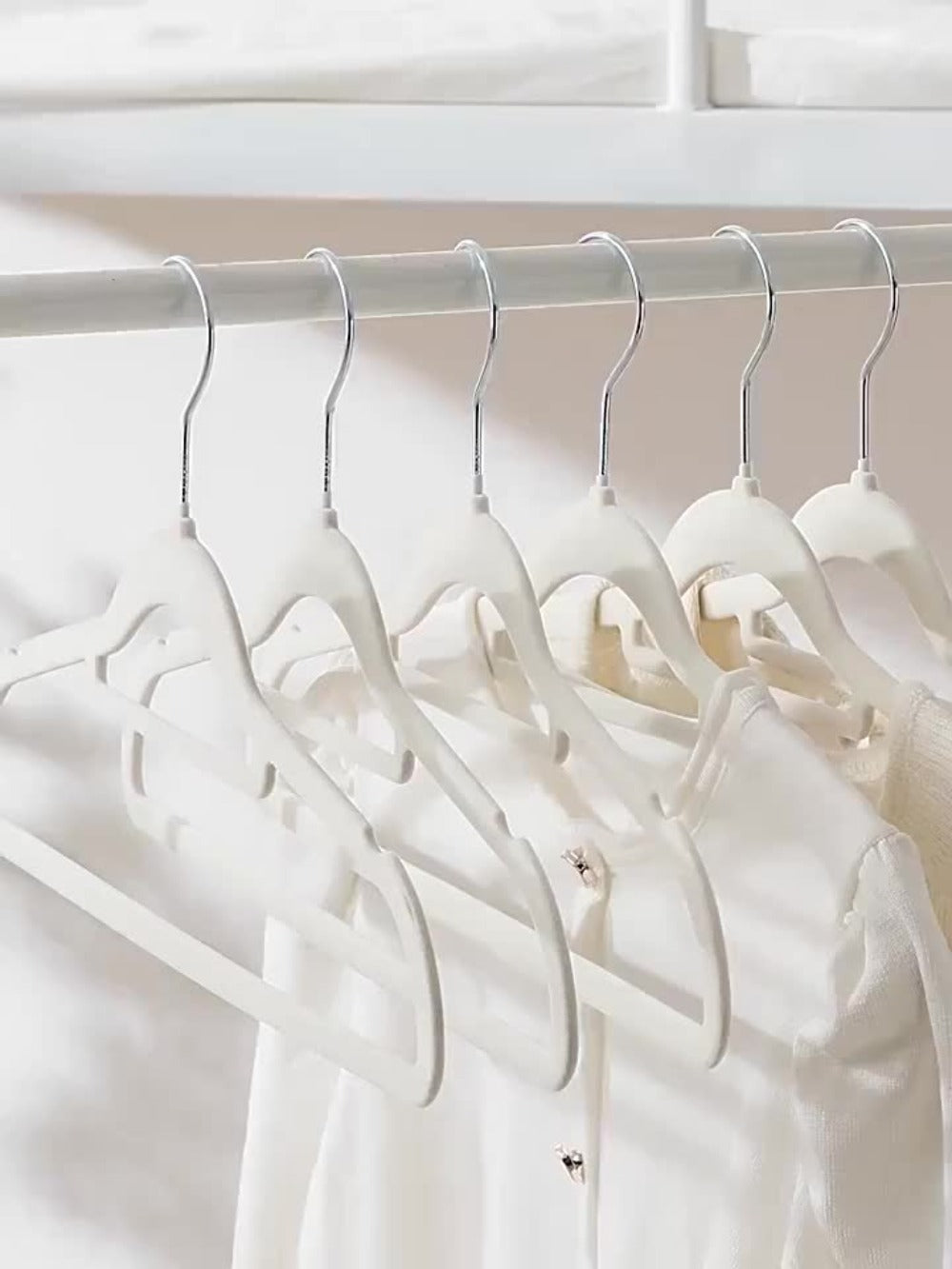 Non-Slip Velvet Hangers with 360° Rotating Hook & Hanger Buckles – Space Saving Closet Organizer Set (50pcs or 20pcs)