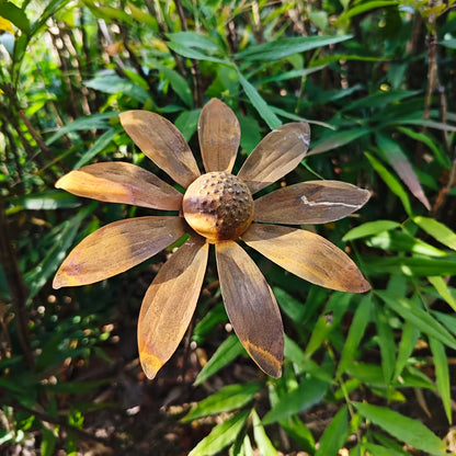 Rustic Metal Daisy Garden Stake with Chamomile or Daisy Flower Style for Pots, Beds and Yard Displays
