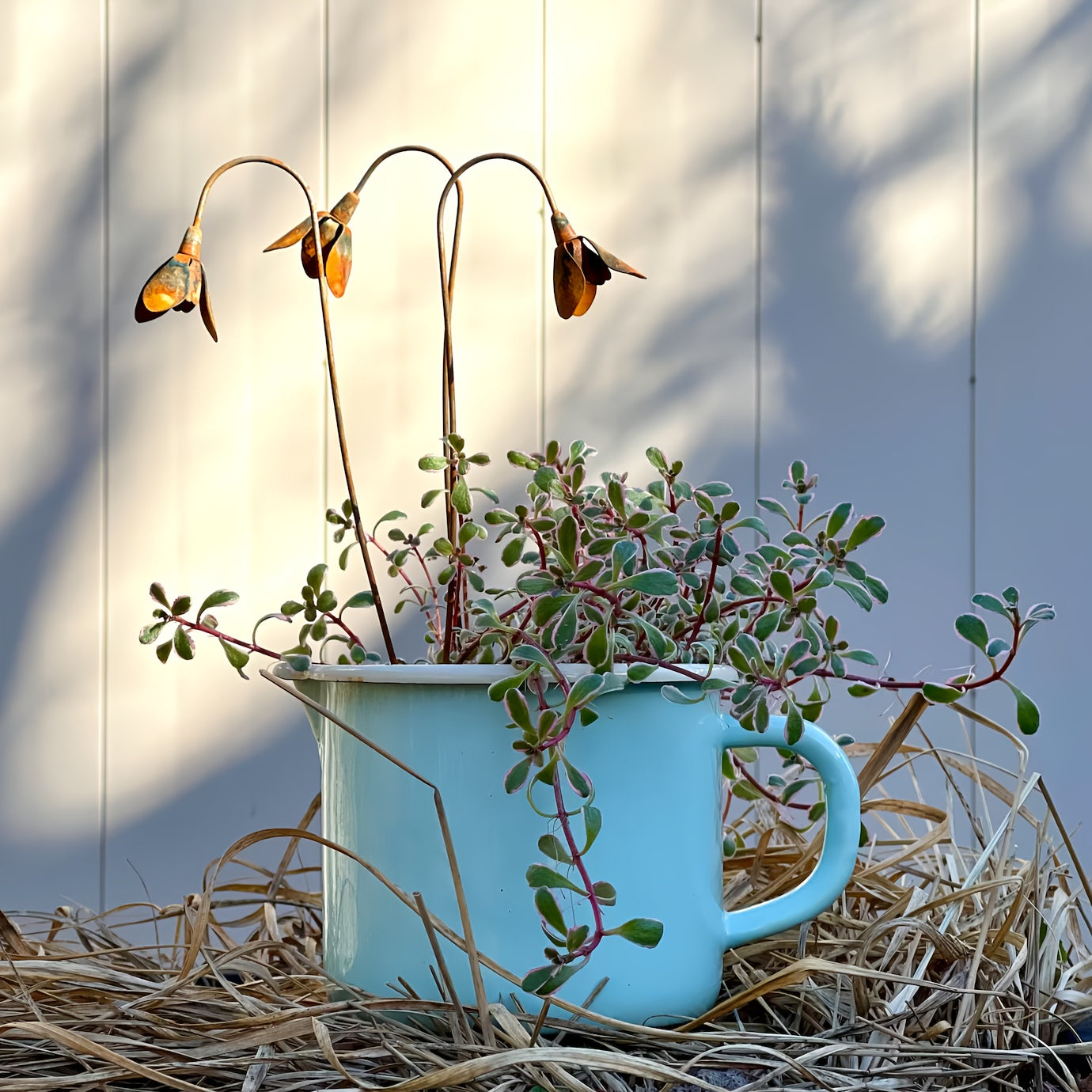Rustic Metal Snowdrop Garden Stakes, Three-Piece Curved Flower Set with 25 cm Stems for Pots and Borders