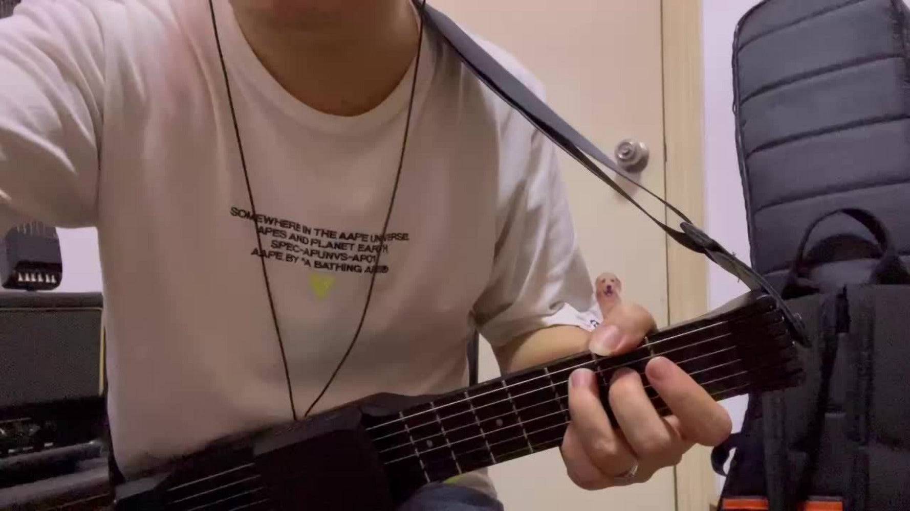 SG7 Smart Digital Guitar with LCD, MIDI, App Practice and Speakers detail image - detail view 11