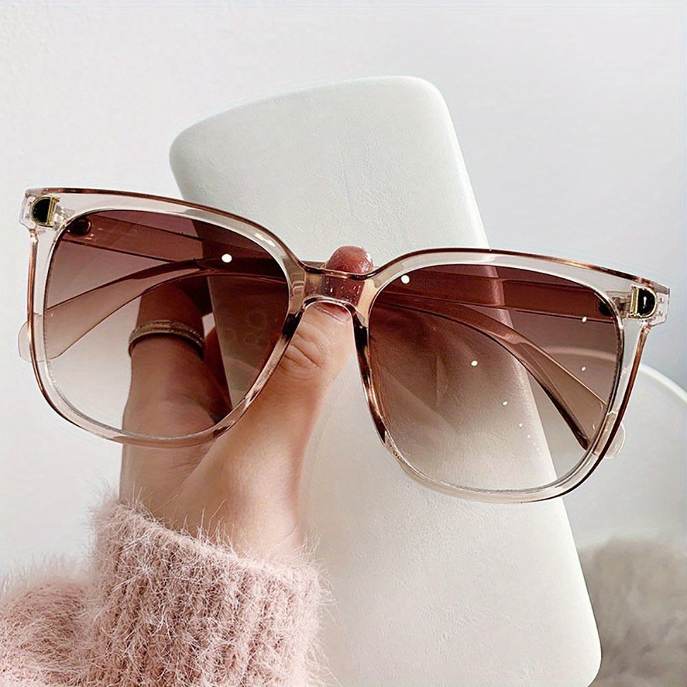 Sunglasses for Women - Retro D-Shape Anti-Reflective PC Lenses Lightweight Fashion Eyewear for - main product view