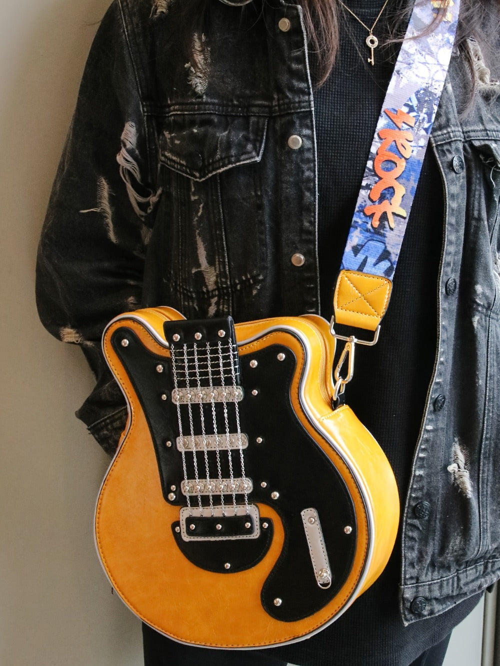 Crossbody Bag – Guitar Shaped Y2k Chain Rivet – detail view 15