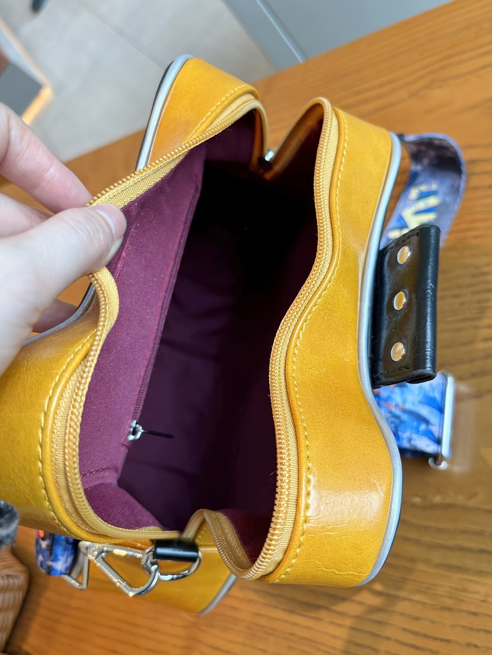 Crossbody Bag – Guitar Shaped Y2k Chain Rivet – detail view 20