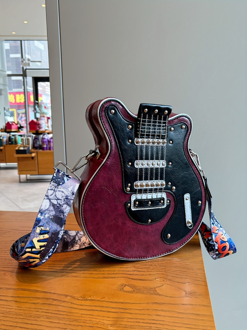Crossbody Bag – Guitar Shaped Y2k Chain Rivet – detail view 24