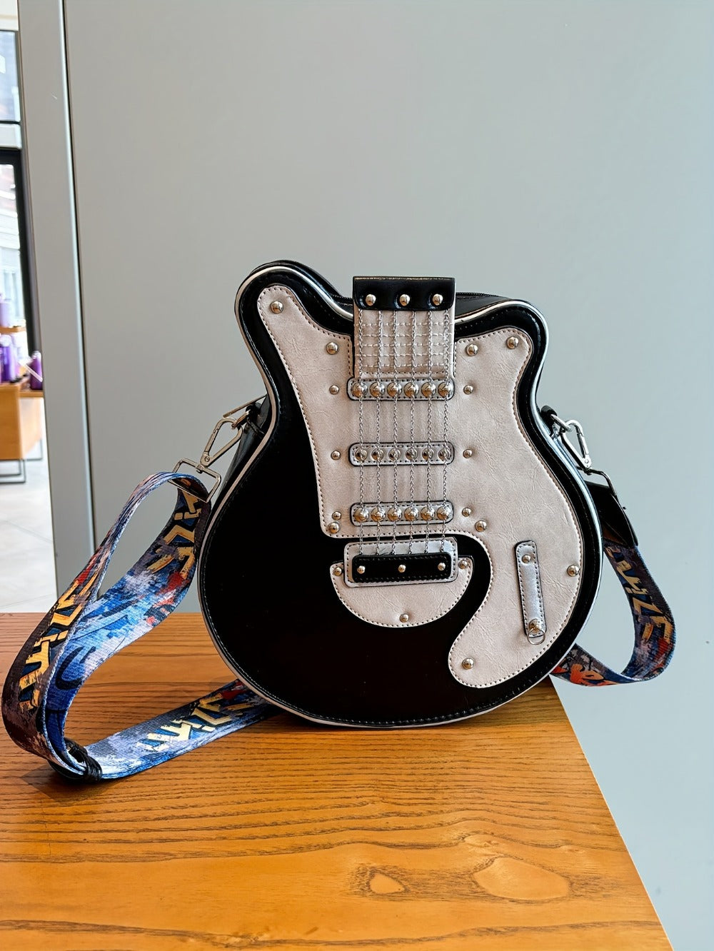 Crossbody Bag – Guitar Shaped Y2k Chain Rivet – detail view 31